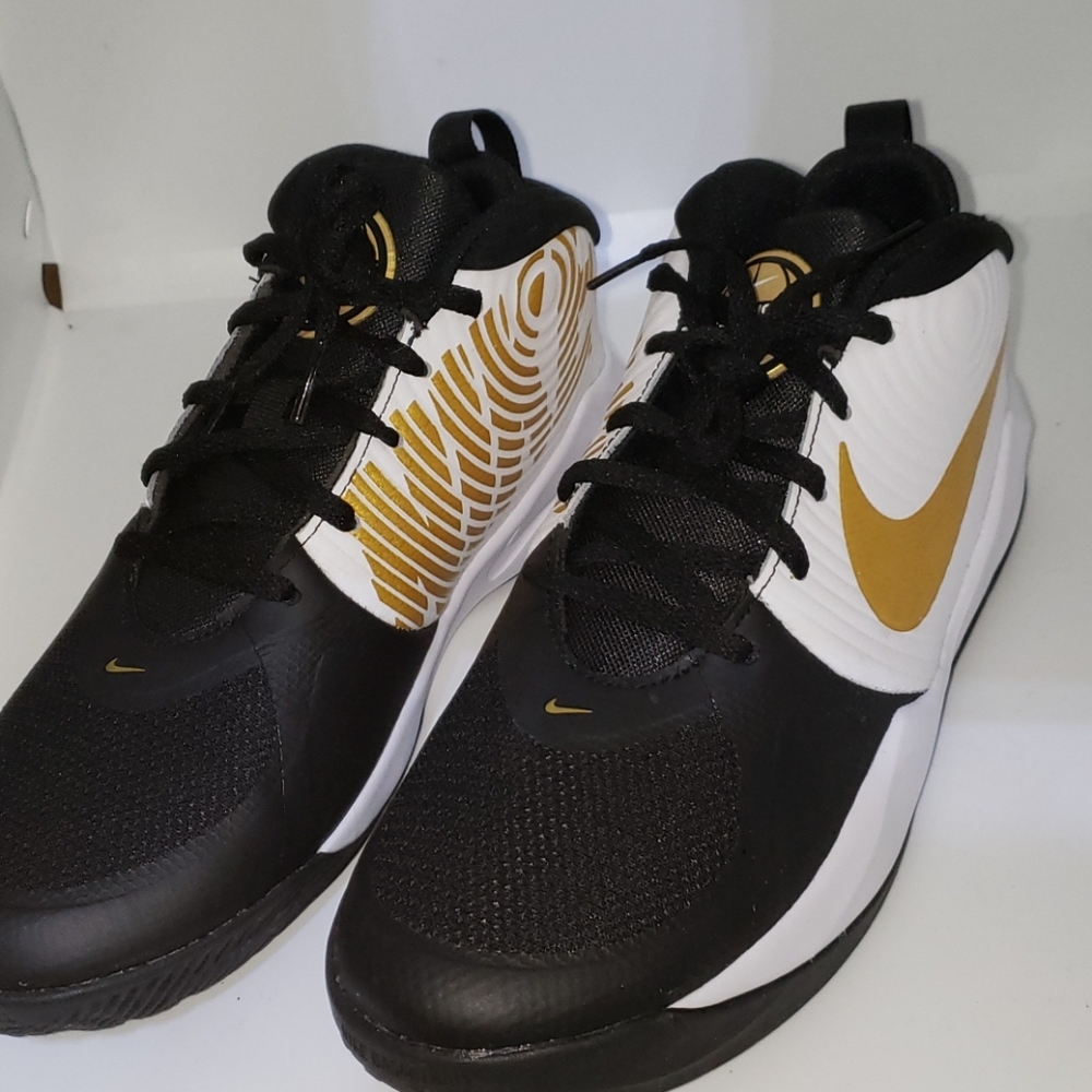 Nike Boy's Team Hustle D9 Basketball Shoes 6.5Y